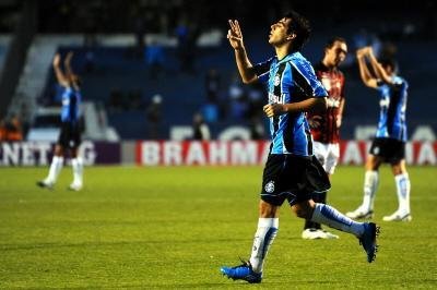 Gr&ecirc;mio recebe Atl&eacute;tico-PR com retrospecto a favor. No ano passado, venceu por 4 a 1, com gols de Herrera e Maxi L&oacute;pez