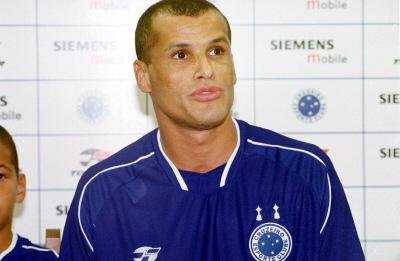 Depois de 18 anos, o meia-atacante Rivaldo vai vestir a camisa do Mogi Mirim