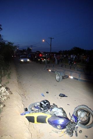 Colis&atilde;o entre motos em Bag&eacute; deixa um morto e um ferido com gravidade