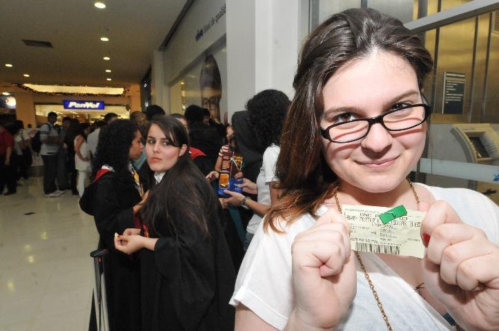 Primeira da fila, Mariana Soletti exibia seu ingresso com orgulho