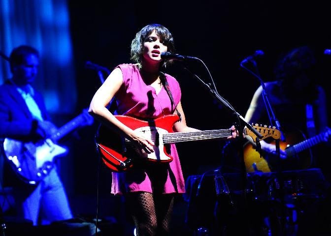 Norah Jones faz show em clima country no Bourbon