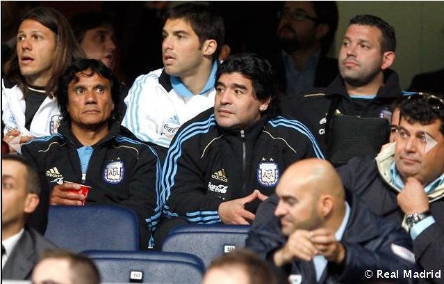 Maradona assiste a treinamento do Real Madrid no est&aacute;dio Santiago Barnabeu