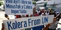 Agências da ONU alegam não poder atuar no Haiti devido à onda de violência. Haitianos protestam e dizem que cólera foi trazida pela ONU, em faixas