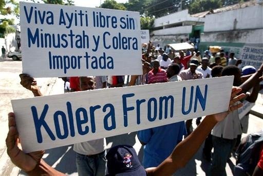 Ag&ecirc;ncias da ONU alegam n&atilde;o poder atuar no Haiti devido &agrave; onda de viol&ecirc;ncia. Haitianos protestam e dizem que c&oacute;lera foi trazida pela ONU, em faixas