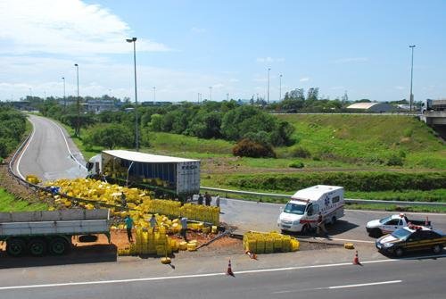 Carga de cerveja cai de caminh&atilde;o na BR 116 e fica espalhada na pista