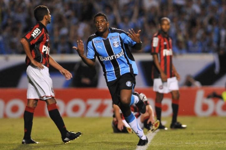 Gr&ecirc;mio faz 3 a 1 no Ol&iacute;mpico e est&aacute; no G-4 do Brasileir&atilde;o