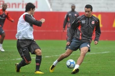 Leandro Dami&atilde;o (D) est&aacute; de olho na oportunidade. Partida do Inter contra o Botafogo &eacute; o vestibular de Roth