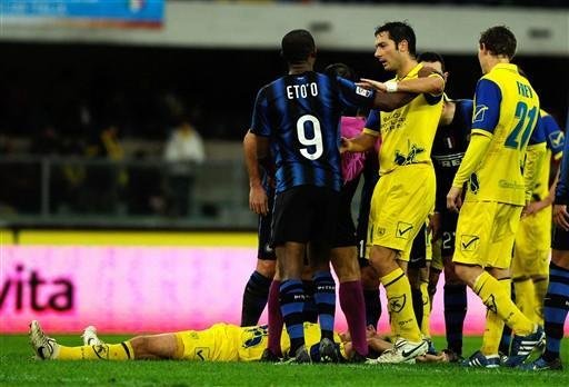 Eto&acute;o lembra Zidane e d&aacute; cabe&ccedil;ada em advers&aacute;rio