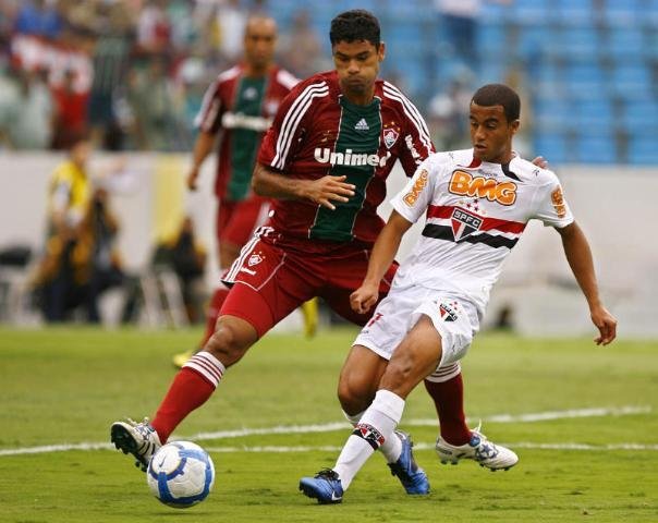 Fluminense goleia S&atilde;o Paulo e assume lideran&ccedil;a do Brasileir&atilde;o