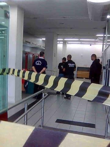 Os criminosos teriam utilizado ma&ccedil;arico e ferramentas para acessar o local