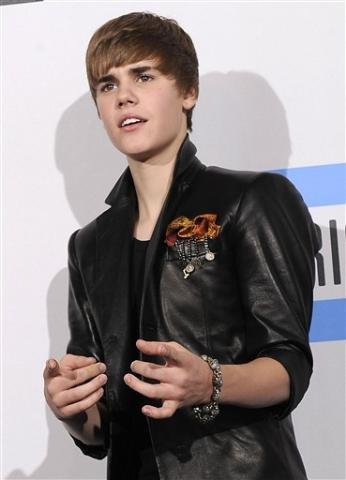 Justin Bieber vence o pr&ecirc;mio de artista do ano no American Music Awards