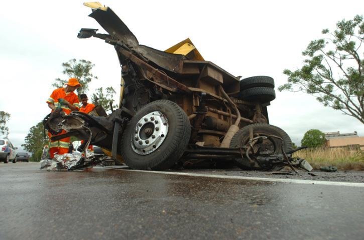 Carro-forte e &ocirc;nibus colidem na BR 116 