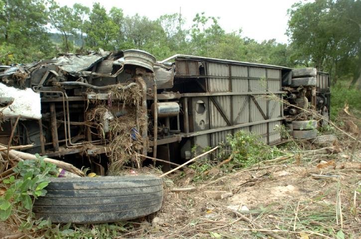 Motorista de &ocirc;nibus que colidiu contra carro-forte &eacute; v&iacute;tima mais grave de acidente