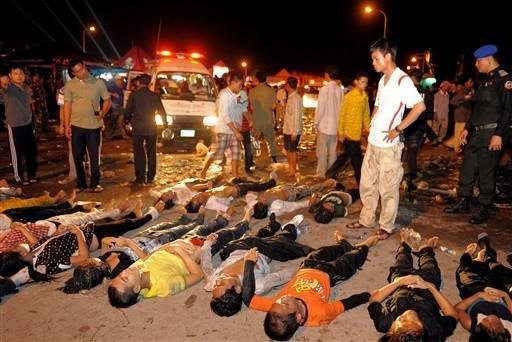 Milhares de pessoas comemoravam o final de um festival anual na capital Phnom Penh
