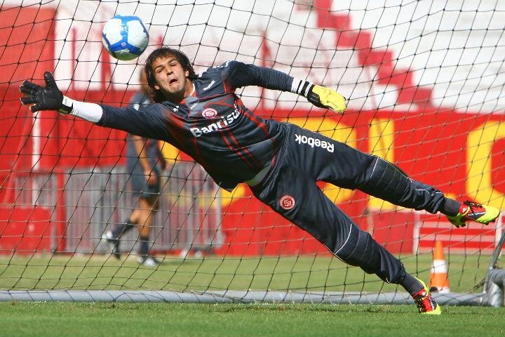 Muriel merece estar em Abu Dhabi, diz ex-goleiro do Inter