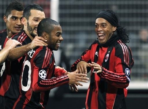 Milan ganha fora de casa e garante vaga antecipada