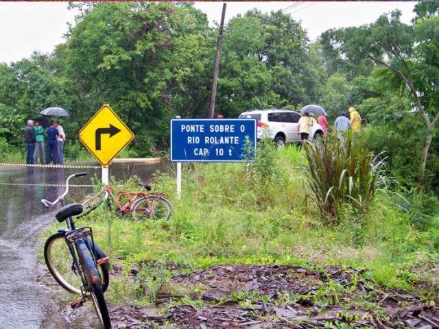 Estrutura cedeu e parte de carreta caiu no Rio Rolante, na ERS 239