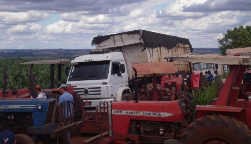 Agricultures impedem entrada de caminh&otilde;es de lixo no aterro de Tuparendi