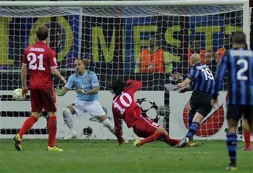 Argentino Cambiasso marcou o &uacute;nico gol da partida