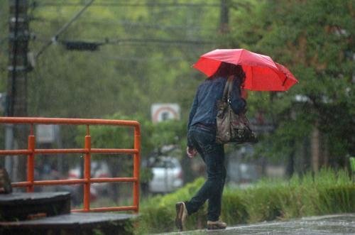 Chuva ameniza estiagem na regi&atilde;o Central do Estado. Algumas cidades tiveram mais de 50 mm de chuva nesta quarta. Em Porto Alegre (foto), foram 27 mm