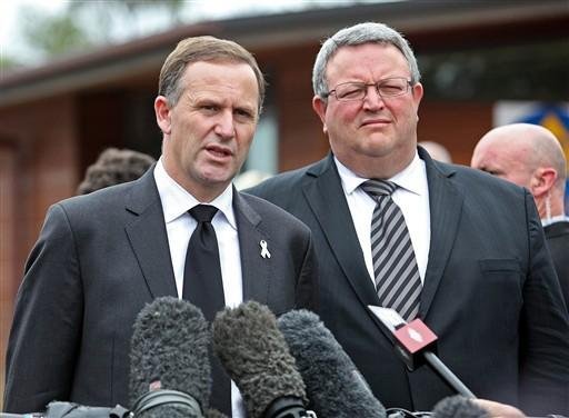 John Key (&agrave; esquerda) disse que a na&ccedil;&atilde;o se esfor&ccedil;a para compreender a cat&aacute;stofre