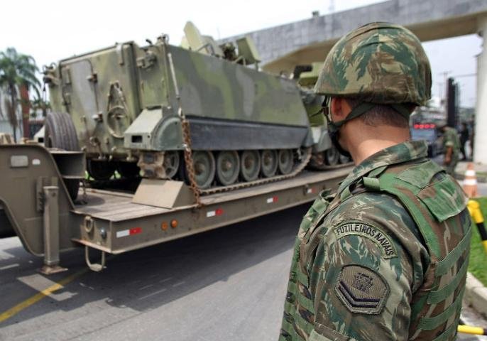 Tanques da Marinha chegam ao Rio para entrar em favela