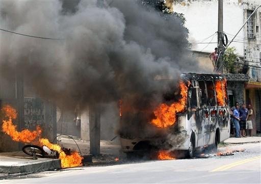 Ao menos 28 ve&iacute;culos foram incendiados hoje no Rio, diz PM
