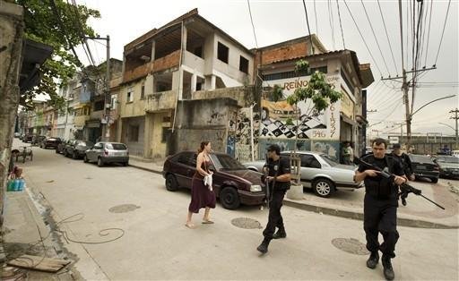 Corpo de estudante morta em troca de tiros entre tr&aacute;fico e PM no RJ foi enterrado sob tiroteio