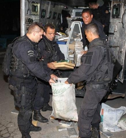 Cerca de 200 policiais civis e militares tomaram a favela