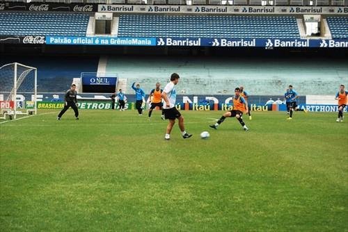 Renato marca dois gols durante treino do Gr&ecirc;mio