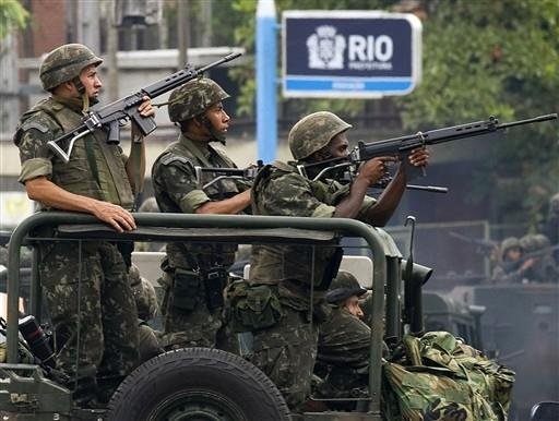 Ex&eacute;rcito afirma que criminosos est&atilde;o encurralados no Complexo do Alem&atilde;o