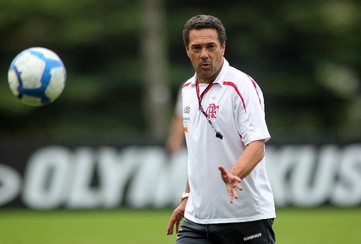 Luxemburgo exige vit&oacute;ria para acabar com risco de queda