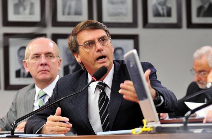 Jair Bolsonaro sugeriu dar um couro nos filhos para evitar inclina&ccedil;&atilde;o homossexual