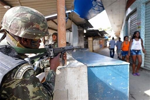 Pol&iacute;cia ordena rendi&ccedil;&atilde;o e amea&ccedil;a invadir favela no Rio