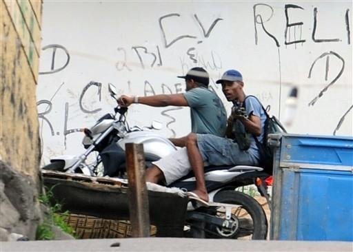Traficantes abrem fogo contra soldados no Alem&atilde;o