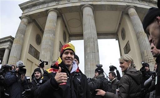 Vettel re&uacute;ne 85 mil pessoas nas ruas de Berlim
