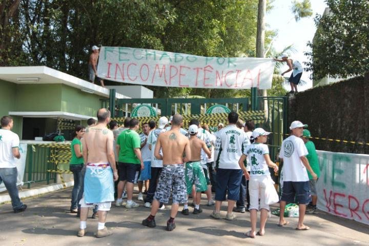 Torcedores protestaram no centro de treinamento do Palmeiras