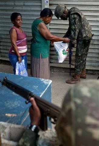 Moradores s&atilde;o revistados na sa&iacute;da do Complexo do Alem&atilde;o