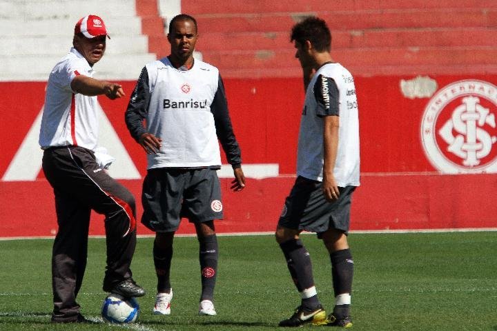 Celso Roth escala for&ccedil;a m&aacute;xima no &uacute;ltimo jogo do Inter no Beira-Rio antes do Mundial