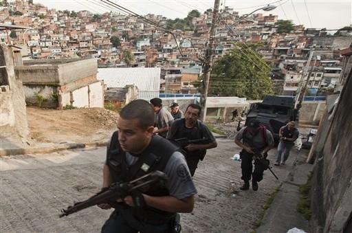 Complexo do Alem&atilde;o est&aacute; tomado, diz Pol&iacute;cia Militar