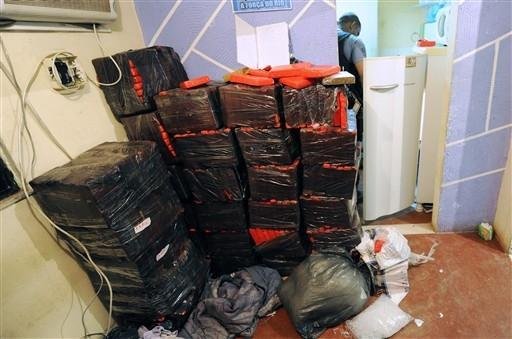 	Pol&iacute;cia apreende armas e drogas no Complexo do Alem&atilde;o