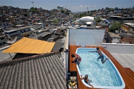 Ap&oacute;s ocupa&ccedil;&atilde;o da pol&iacute;cia, crian&ccedil;as aproveitam piscina no Complexo do Alem&atilde;o