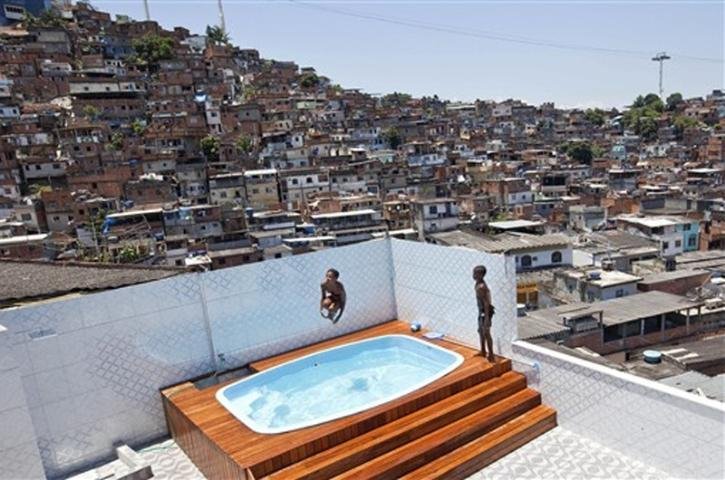 Pol&iacute;cia descobre mans&otilde;es de chefes do tr&aacute;fico