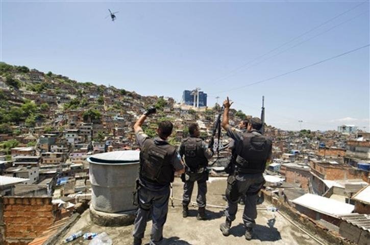 Agentes realizaram opera&ccedil;&atilde;o no Complexo do Alem&atilde;o neste domingo