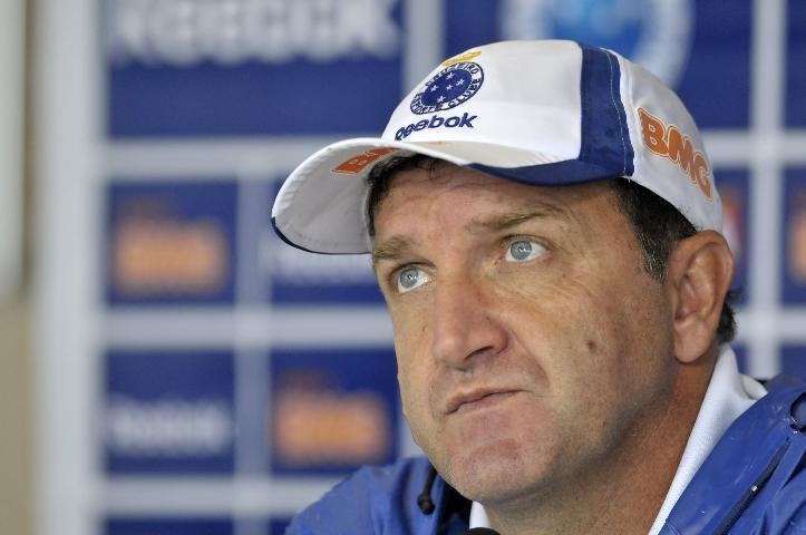 Cuca aposta no profissionalismo de Guarani e Goi&aacute;s