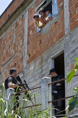 Popula&ccedil;&atilde;o do Complexo do Alem&atilde;o reclama de objetos roubados e casas arrombadas ap&oacute;s revistas policiais