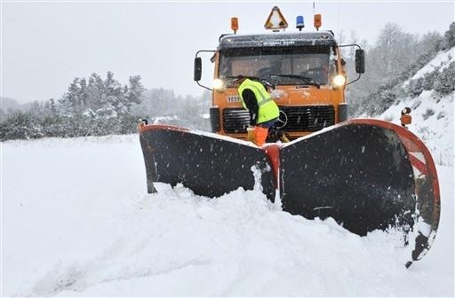 Neve encobriu muitas regi&otilde;es com camadas de 2 a 5 cent&iacute;metros de espessura