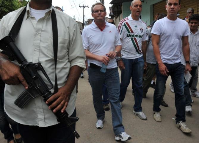 Secret&aacute;rio de Seguran&ccedil;a do Rio visita Complexo do Alem&atilde;o