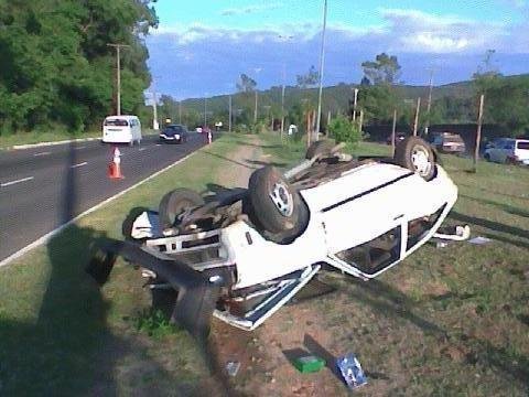 Carro capota na avenida Bento Gon&ccedil;alves 