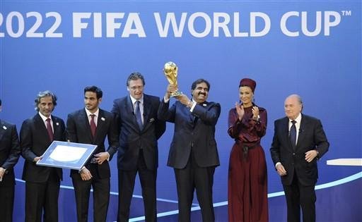 Representando do Estado do Qatar Sheikh Hamad bin Khalifa Al-Thani levanta a ta&ccedil;a da Copa do Mundo